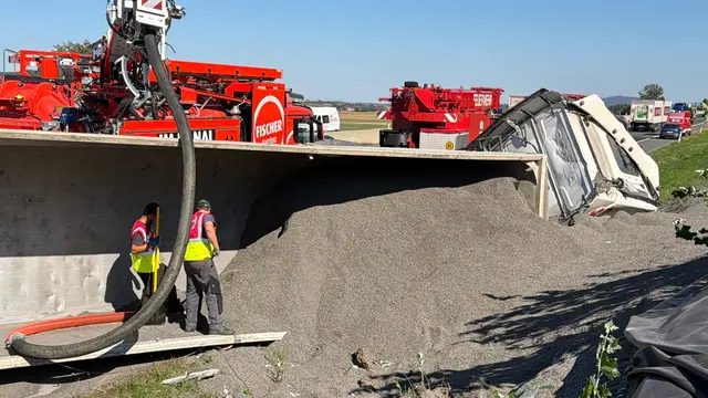 Die Einsatzkräfte sicherten die Unfallstelle auf der A1 ab. | Foto: DOKU-NÖ