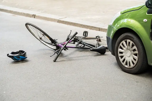 Ein Pkw erfasste im Kreisverkehr einen 65-jährigen Radfahrer. | Foto:  Symbolbild; AndreyPopov / panthermedia.net