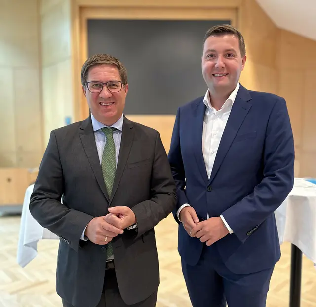 FPÖ-Stadtrat Michael Raml (re.) will sich auch in diesem Wahlkampf ein Vorbild an Wels und Bürgermeister Andreas Rabl (FPÖ) nehmen. | Foto: Stadt Linz