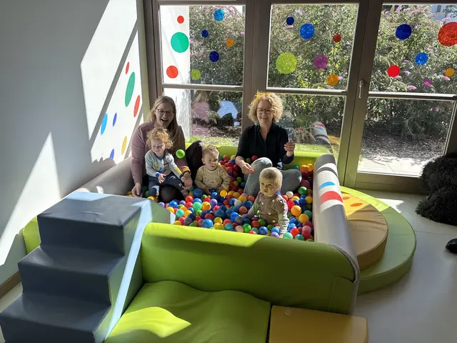 Die Kinder standen bei der Feier im Mittelpunkt - hier im Bällebad mit Kindergartenleiterin Claudia Möhring und Landesrätin Christiane Teschl-Hofmeister. | Foto: Alexandra Goll