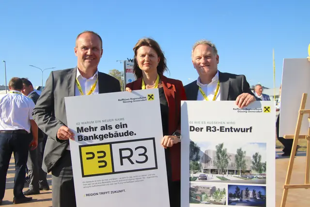 Die Raiffeisen-Vorstände Jürgen Böhm, Karin Saiger und Günter Penthor (von links) wollen das neue Gebäude im Oktober 2028 eröffnen. | Foto: Martin Wurglits