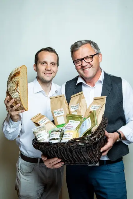 Johannes Tomic (rechts) gemeinsam mit seinem Sohn David. | Foto: Foto: Biohof Tomic
