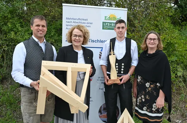 Leiter der Zimmerei-Ausbildung Rainhard Maierhofer, Bildungs-Landesrätin Christiane Teschl-Hofmeister, Sieger Florian Hollaus und Direktorin Michaela Bauer-Windischhofer | Foto: Jürgen Mück