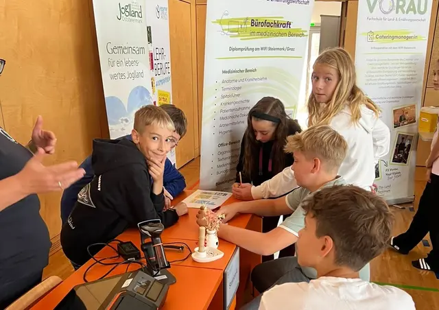 Die Schülerinnen und Schüler waren von den Praxiseinblicken begeistert.  | Foto: Engelbert Teichert