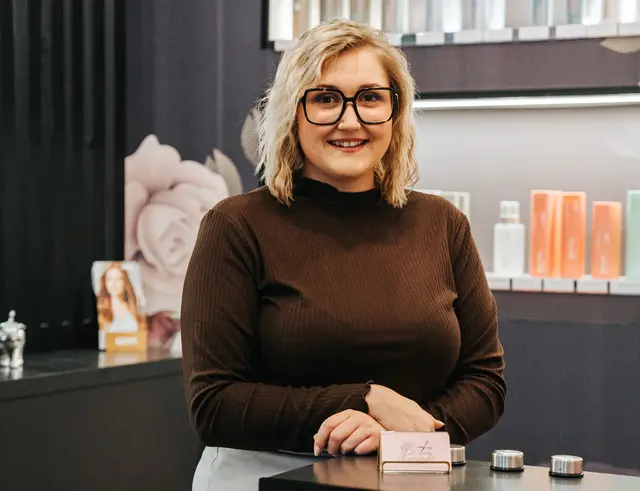 Mit erst 19 Jahren hat sich Lara Altenhofer als Friseurin selbstständig gemacht mit ihrem eigenen Salon in Kopfing. Zuvor absolvierte sie selbst eine Lehre. Sie ist überzeugt: "Habt keine Angst vor dem Verdienst als FriseurIn – es zahlt sich aus."  | Foto: Theresa Jodlbauer