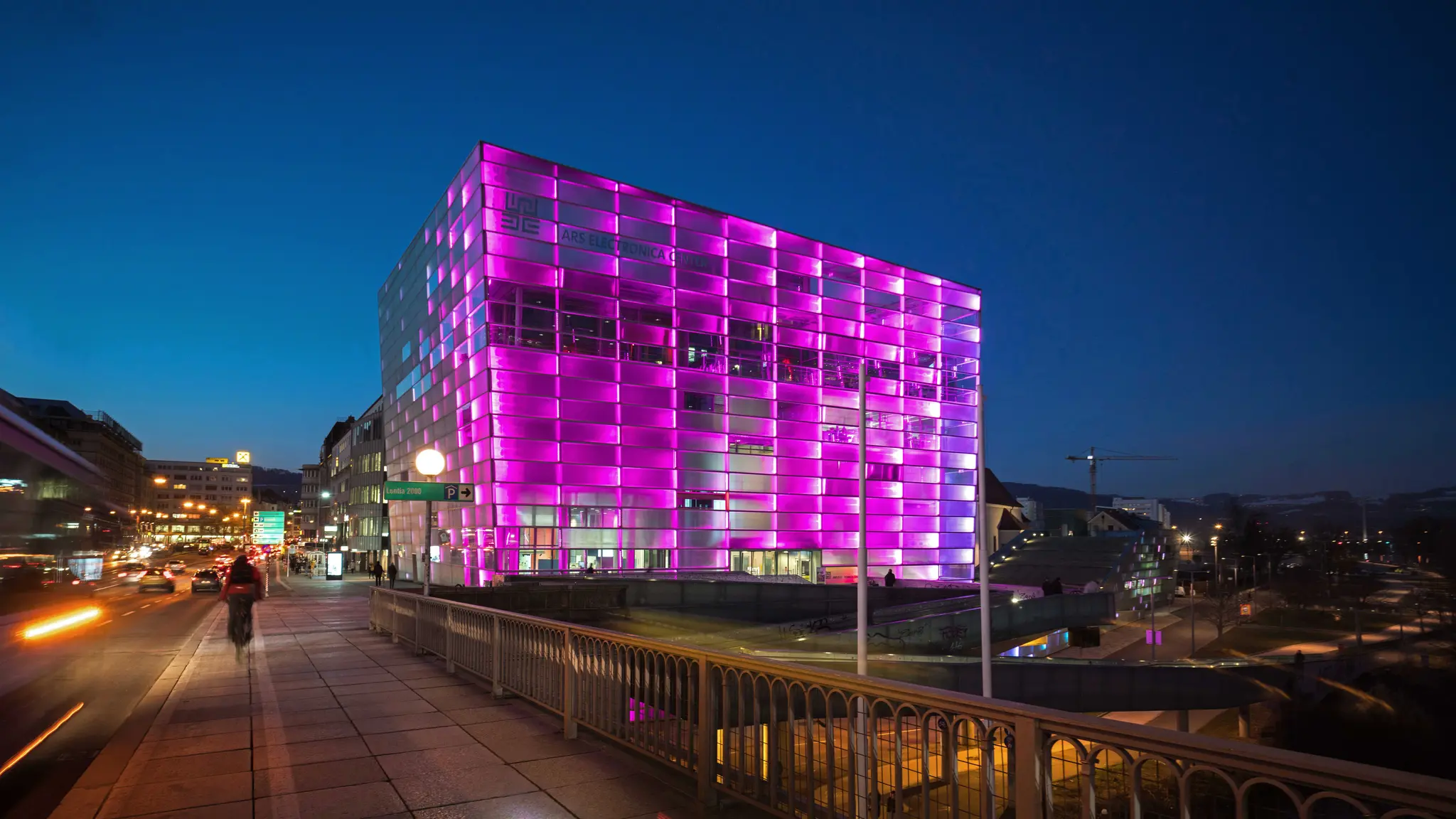 Symbol für Brustkrebsmonat Oktober: Das Ars Electronica Center leuchtet ...