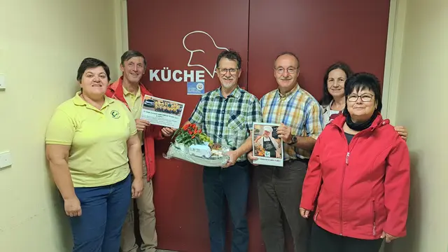 V.l.: Die Zusteller Irmi Eilmsteiner und Josef Grasböck, Küchenchef Bruno Ullmann, SMB-Obmann Friedrich Tröbinger, Büromitarbeiterin Gerda Hackl sowie Zustellerin Heidi Böhm. | Foto: SMB