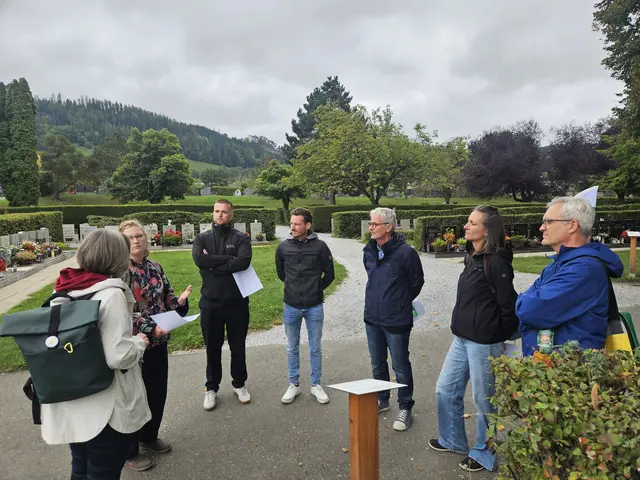 Bei einem gemeinsamen Rundgang über den Friedhof lernten die Anwesenden die „Richtig.Wichtig.Gesprächstafeln“ kennen. Im Bild: Elisabeth Sommerauer, Sarah Wack, Kevin Derler Bestattung Kapfenberg, Patrick Haider Stadt-Leoben, Otto Feldbaumer, Sandra Maxa, Michael Rogner (v. l.)
 | Foto: Diözese Graz-Seckau