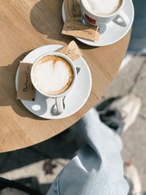 Bei einer Tasse Kaffee kann man miteinander ungezwungen ins Gespräch kommen. | Foto: pexels / N G
