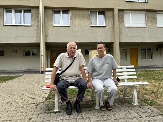 Kurt Eder und Sylvia Binder werden vom Lärm aus dem Hyblerpark gestört. | Foto: Luca Arztmann/MeinBezirk