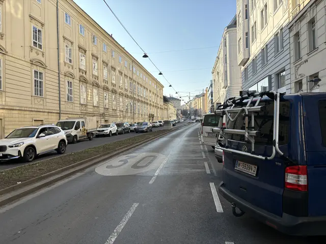 Nicht überall auf der Favoritenstraße im 4. Bezirk gilt Tempo 30. Die Bezirksvertretung will das eigentlich ändern. Die Wiener Linien wehren sich. | Foto: Nathanael Peterlini/MeinBezirk