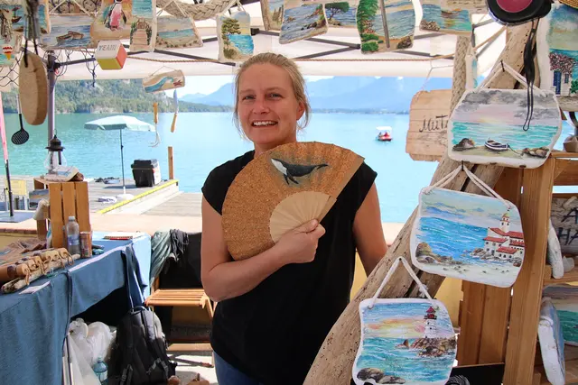 Handbemalte Alt-Holzbretter präsentierte Julia Herglotz am See.
