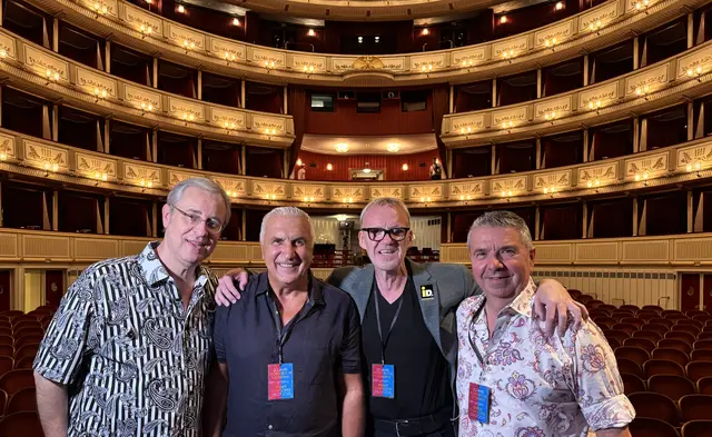 Thomas Schreiber alias „Beton“, Hans Krankl alias „Johann K.“, Ralph Schader alias „The Voice“ und Toni Matosic alias „Monti“ freuen sich auf die Westösterreich-Premiere ihrer „Christmas Classics Extravaganza“ am 5. November 2026 im Ristorante Garda in Innsbruck. (v.l.) | Foto: MONTI BETON