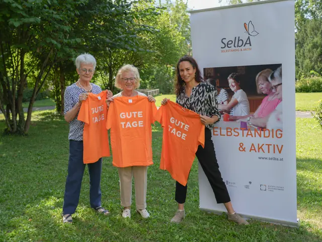 Die SelbA-Trainerinnen Christine Kaltenböck Ingrid Hörtnagl sowie Andrea Klotz, Katholisches Bildungswerk Tirol, präsentieren die neue Dachmarke Gute Tage. | Foto: Cincelli/dibk.at