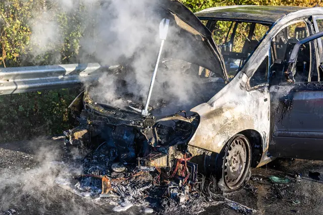 Ein Pkw geriet auf der Südautobahn in Flammen und brannte völlig aus. | Foto: Feuerwehr Markt Allhau/Helmut Pfeiffer