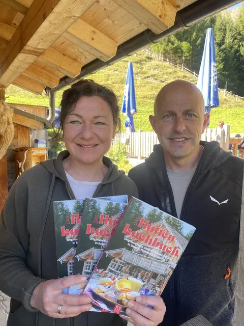 Melanie und Michl Knitel von der Fallerscheinstube sind auch im neuen Hüttenkochbuch vertreten. | Foto: Schlögel