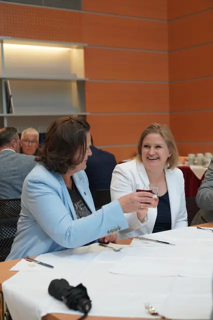 Edith Mühlberghuber mit Katrin Ebner-Steiner. | Foto: FPÖ Niederösterreich