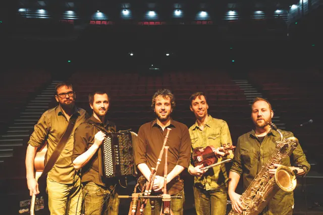 Das belgische Quintett WÖR holt Flanderns Tanzmelodien, Gassenhauer und Glockenspiel-Musik zurück auf die Bühne der Urania. | Foto: Mattias De Smet