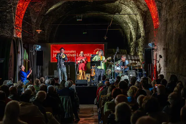Einer der Höhepunkte im Weinkeller von Schloss Seggau: das "Kirk Knuffke Trio"  | Foto: Peter Purgar