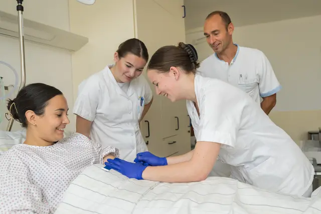 Im praktischen Unterricht begleitete DGKP Christoph Rettenegger, MHPE Auszubildende der Schule für Gesundheits- und Krankenpflege Kirchdorf. | Foto: OÖG