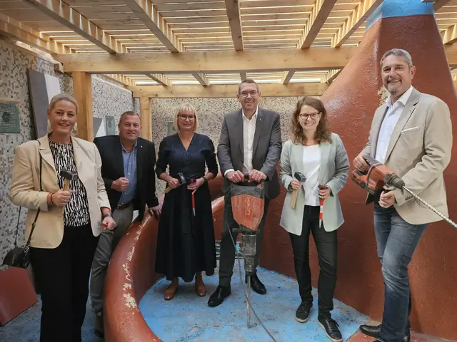 Mitglieder des Steyrer Stadtsenates starteten am 29. September symbolisch die aufwändige Sanierung des Taucherbeckens im Stadtbad. V.l.n.r.: Stadträtin Katrin Auer, Vizebürgermeister Helmut Zöttl, Stadträtin Evelyn Kattnigg, Bürgermeister Markus Vogl, Vizebürgermeisterin Anna-Maria Demmelmayr und Stadtrat Christian Baumgarten. | Foto: Magistrat Steyr I Presse