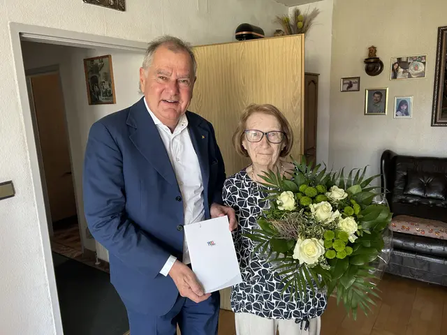 Franz Dinhobl überreichte Brigitta Decker Blumen zum 90. Wiegenfest. | Foto: Stadt Wiener Neustadt/Weller