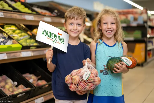 Bei „Wunderlingen“ handelt es sich um Obst und Gemüse mit kleinen Schönheitsfehlern, aber von bester Qualität. | Foto: REWE International AG/Robert Harson