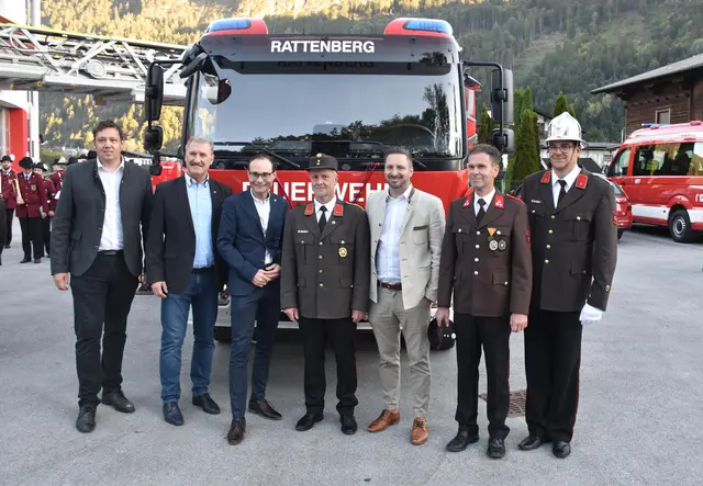 Im Rahmen eines feierlichen Festaktes wurden in Rattenberg die neuen Einsatzfahrzeuge gesegnet und offiziell ihrer Bestimmung übergeben, ehe der Tag bei einem Festzug und gemütlichen Beisammensein ausklang. | Foto: Zoom.Tirol