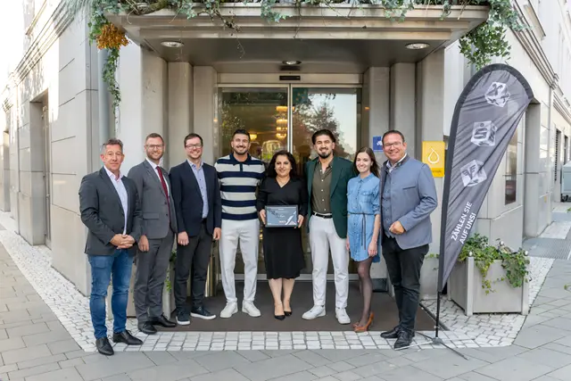 Andreas Jung (Stadtmarketing Amstetten); Nikos Grünberger (Sparkasse 
Amstetten Scheibbs) Udo Baumgartner (Volksbank Amstetten) Dezou und Diar Abdallah
mit Küchenchefin Latife (Brothers) Marlene Berger-Schön (Raiffeisenbank Region 
Amstetten) Bürgermeister Christian Haberhauer | Foto: Michaela Zechmeister | AVB