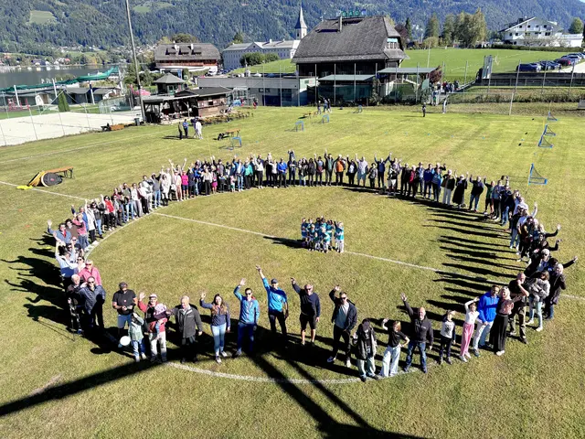 Höhepunkt des Fußballfestes in Ossiach war das große Generationenfoto am Mittelkreis des Fußballplatzes in Ossiach. | Foto: MB