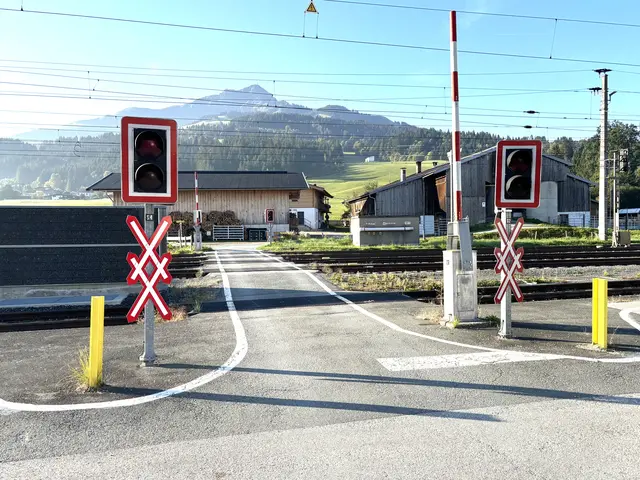 Der Bahnübergang mit Schranken soll bald Vergangenheit sein. | Foto: Klaus Kogler