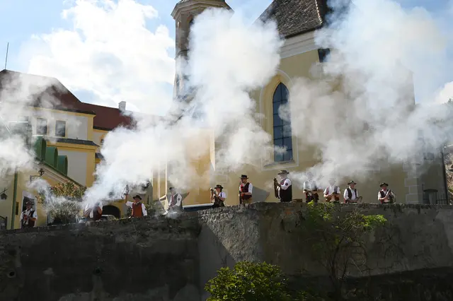 Die Böllergruppe der Feuerschützen Holzhausen ließ mit zehn Schussabfolgen die jahrhundertealte Weinbautradition eindrucksvoll aufleben. | Foto: Pohl
