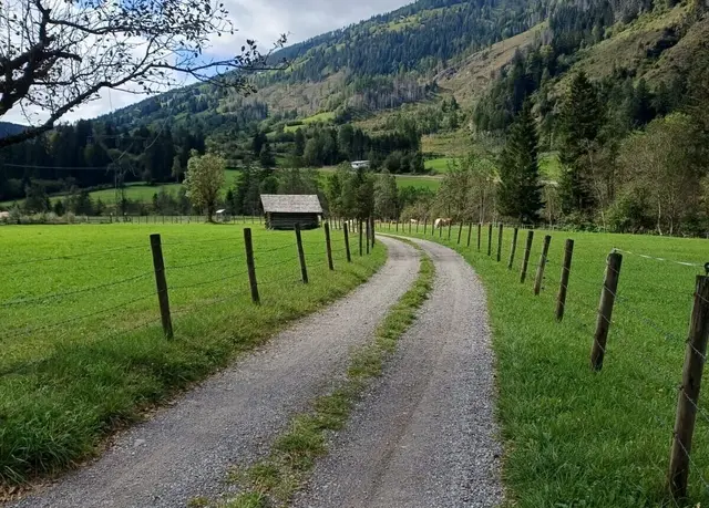 Mit der Sanierung bleibt die Mölltaler Radstrecke auch künftig sicher befahrbar. Die Arbeiten sollen bis Ende November abgeschlossen sein. | Foto: Büro Gruber