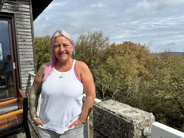 Natascha vor ihrem Stammlokal: das Restaurant zur Buchbergwarte im Wienerwald. | Foto: Lauren Fahrenberger / MeinBezirk