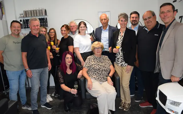 Sandra Martschinko mit ihrem Team, der Gemeindevorstand  mit Bgm.Bernd Hermann sowie Paul und Heidi Langmann als Objektbesitzer im neuen Friseursalon in der Bösenbacherstraße 186
 | Foto: MeinBezirk/Josef Strohmeier