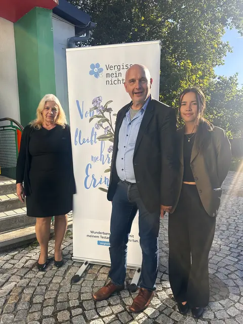 Notarin Ulrike Hochkofler, Markus Aichelburg, Leiter Vergissmeinnicht, und Diana Zettel, Mitarbeiterin Vergissmeinnicht (v. l.) informierten kürzlich in Deutschlandsberg über Erbschaft und Testament. | Foto: VGMN 