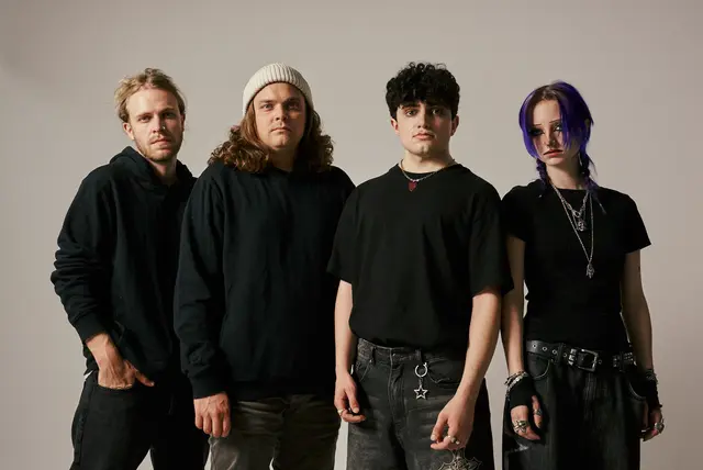 KOAN AKKU veröffentlichen heute ihr Debütalbum „Kleinkariertes Denken“. Die in Wien lebende Band mit Tiroler Wurzeln verbindet Tiroler Dialekt mit Alternative Rock und Nu-Metal. | Foto: Moritz Holzinger