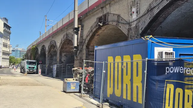 13.08.2026 Baustellenbetrieb , die Bahnstrecke ist noch intakt die Oberleitungen sind zu sehen