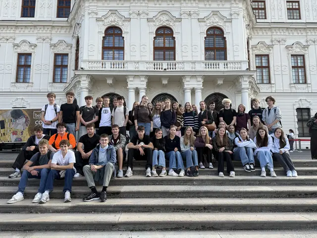 Prof. Christiana Broidl mit den Schülern der 2. Klassen vor dem Schloss Belvedere in Wien. | Foto: HAK Zwettl