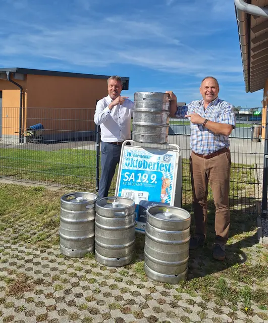Sektionsleiter Christian Pammer freut sich über die "Bierspende" von Bürgermeister Josef Rathgeb. | Foto: Sportunion