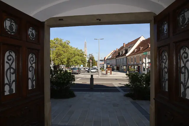 Der Blick vom Gebäude hinaus auf den Hauptplatz von Feldbach