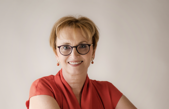 Monika Lackner aus Fraham präsentiert ihr erstes Buch, in dem sie Frauen ermutigt, selbstbewusst in ihre finanzielle Zukunft zu investieren. | Foto: tanjanoelfotografie