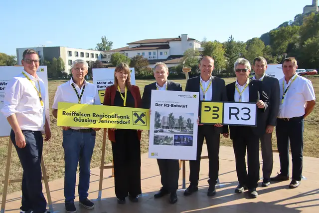 An Ort und Stelle in der Schulstraße stellte die Raiffeisen-Regionalbank Güssing-Jennersdorf die Baupläne für ihr neues Zentralgebäude vor. | Foto: Martin Wurglits