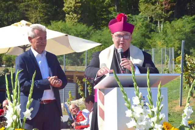 Kanonikus Franz Brei nahm die Segnung des Genusszentrums in Kukmirn vor.  | Foto: Elisabeth Kloiber/MeinBezirk