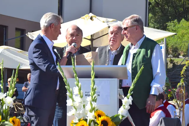 Die Stoakoagler überreichten Josef Puchas ein Präsent.  | Foto: Elisabeth Kloiber/MeinBezirk