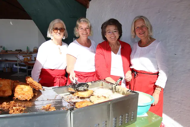 Die Frauenbewegung mit Franziska, Elisabeth, Waltraud und Obfrau Brigitte Winkler (r.) sorgte beim Kunsthandwerksmarkt für Schmankerln.