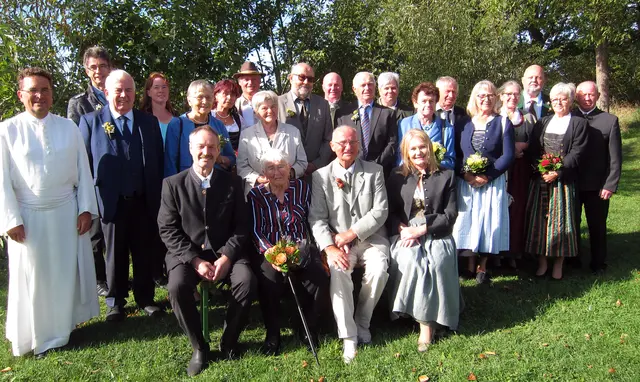 Sitzend v. l.: Bürgermeister Albrecht Neidhart, Gisela und Gerhard Beier (65 Jahre – Eiserne Hochzeit) und Bürgermeisterin Heidemarie Silber
Stehend 1. Reihe v. l.: Pfarrer Gerhard Kobler, Hermann und Aloisia Haselgruber (50 Jahre), Veronika und Franz Reiter (50 Jahre), Helmut und Paula Forstner (50 Jahre) und Alfred und Anna Laher (50 Jahre)
Stehend 2. Reihe v. l.: Christian und Manuela Anzinger (25 Jahre), Veronika und Ernst Wakolbinger (40 Jahre), Dietmar und Sieglinde Mayer (25 Jahre), Luise und Friedrich Andexlinger (25 Jahre) und Gertraud und Reinhold Gumpenberger (40 Jahre)
 | Foto: Gemeinde