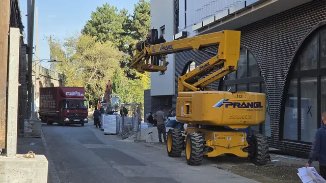 29.09.2026 es werden auch Neubauten links und rechts von dieser Trasse errichtet.