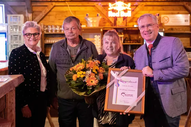 Gabriele und Eduard Winkler bei der Entgegennahme der Ehrung für die langjährige Verbundenheit mit dem St. Veiter Wiesenmarkt. | Foto: Stadt St. Veit