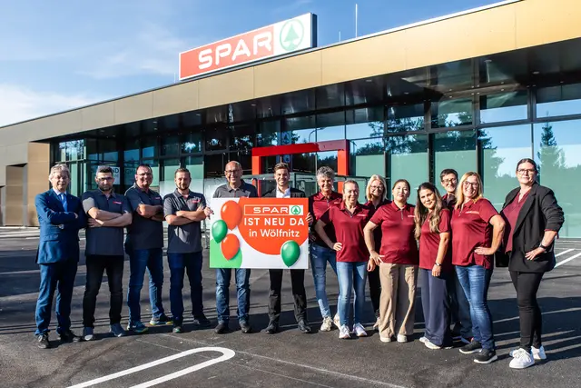 Das Team rund um Spar-Kaufmann Christopher Wadl freut sich über den neu eröffneten Spar-Supermarkt in Wölfnitz. | Foto: SPAR/gleissfoto